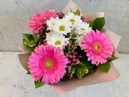 Obrázek 3 gerbery růžové s chryzantémou a přízdobou