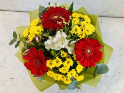 Obrázek 3 gerbery červené se žlutou santini (chryzantéma) a přízdoba